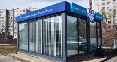 service modular - un proiect de construcții modulare, cu containere transformate în case moderne, ce evidențiază designul inovativ și eficiența spațială.