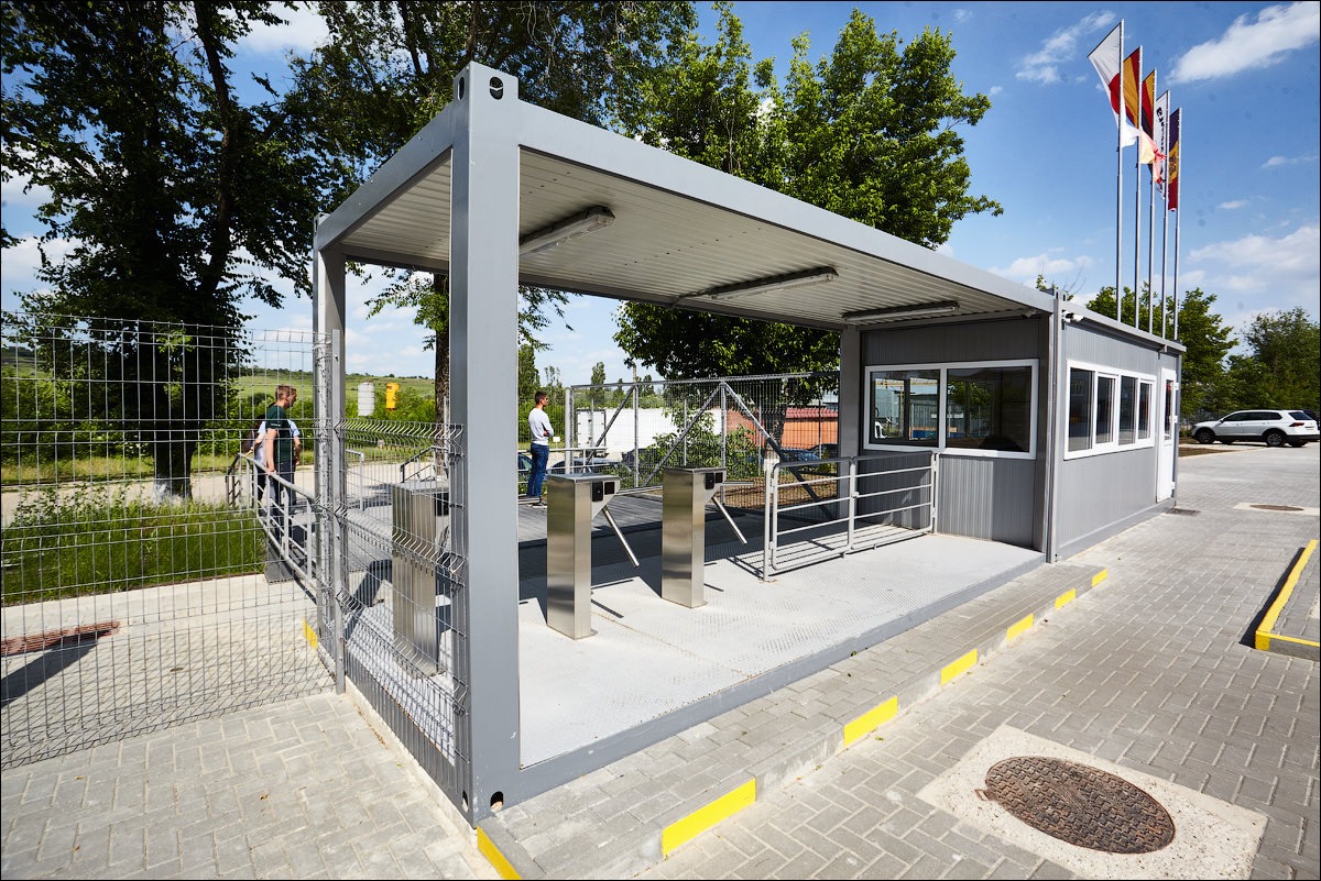 Containere modulare utilizate în construcții pentru dezvoltarea rapidă a casei, evidențiind eficiența și versatilitatea soluțiilor modulare.