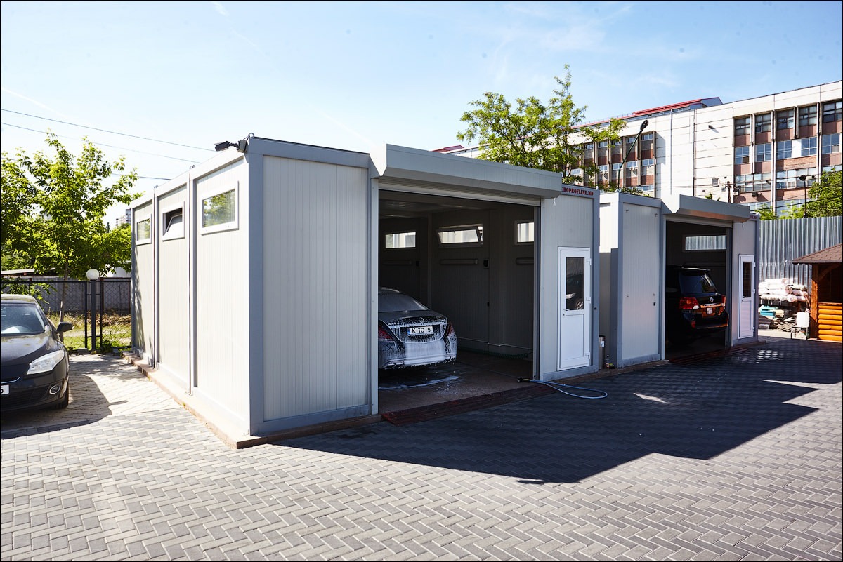 Imagine cu o casă modulară modernă, construită din containere, evidențiind designul inovativ și soluțiile de construcție eficiente.