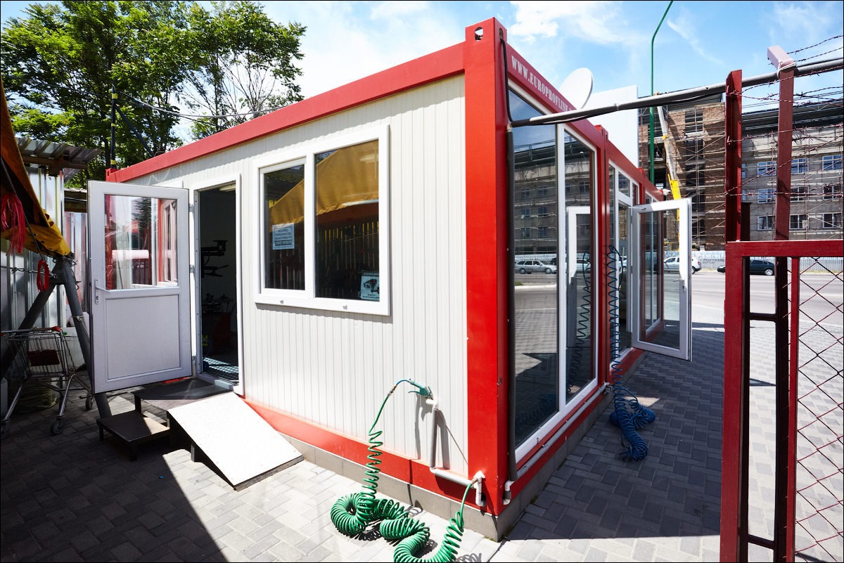 Imagine a unei case modulare construite din containere, evidențiind structura modernă și eficientă, adaptată pentru locuințe sustenabile în construcții inovatoare.