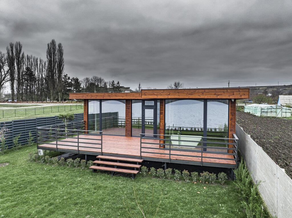 Imagine cu o construcție modulară modernă din containingere, situată în Chișinău, evidențiind aspectul inovativ al caselor construite din module.